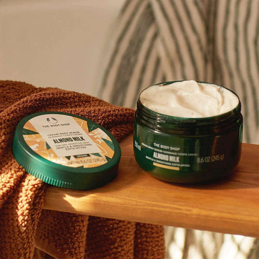 The Body Shop - Mandľový mliečny telový peeling (240 ml) – Obrázok 7