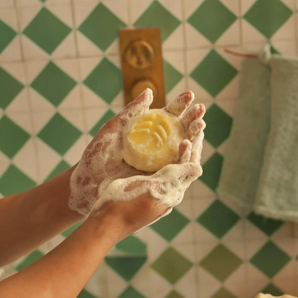 The Body Shop - Šampónová tyčinka The Body Shop (60 g, Banán) – Obrázok 3