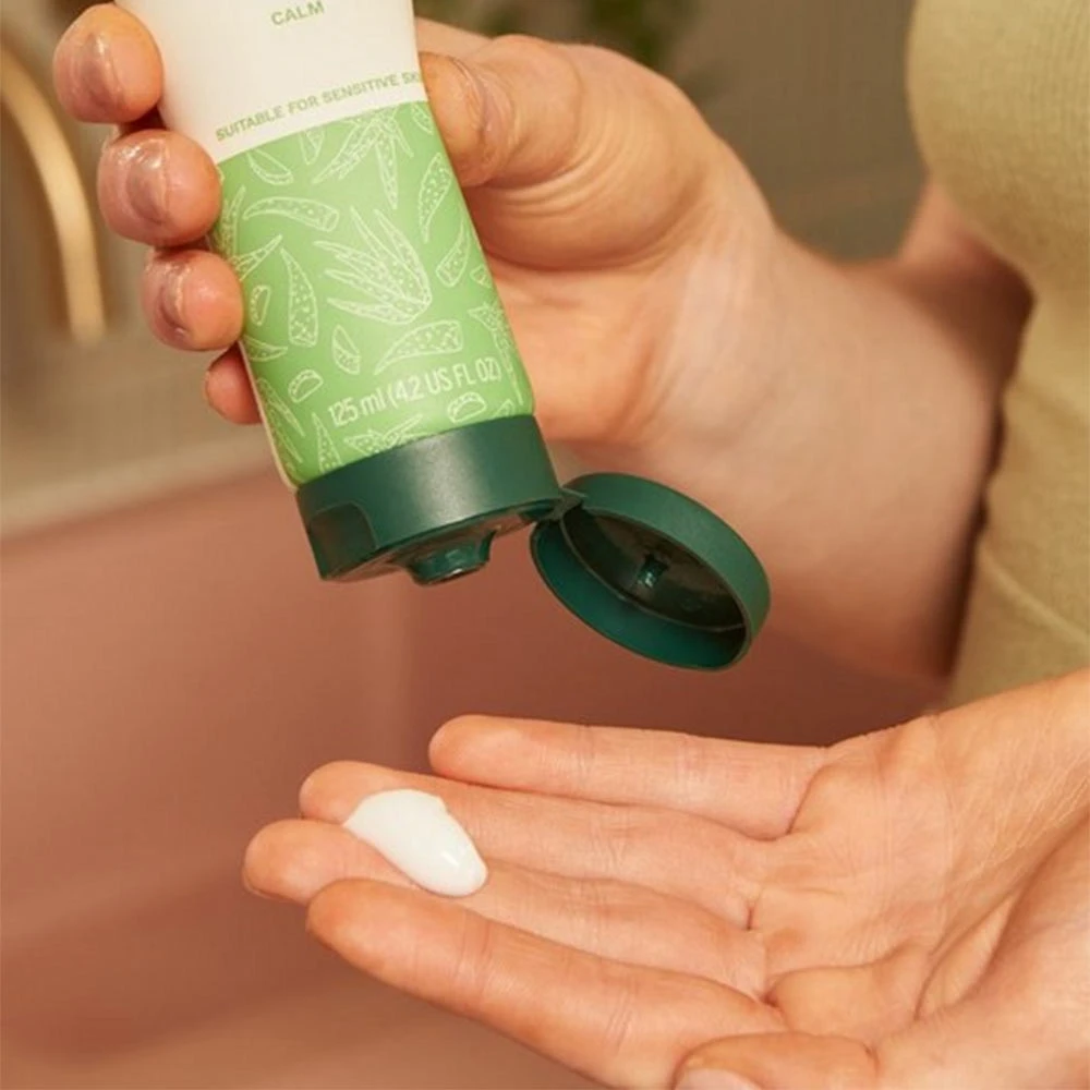 The Body Shop - Krémový čistič s aloe vera (125 ml) – Obrázok 5